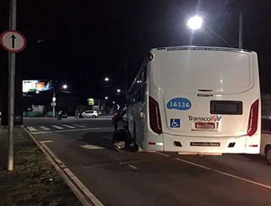 Sindicato diz que 50% da frota de ônibus foi liberada, mas bloqueios impedem circulação