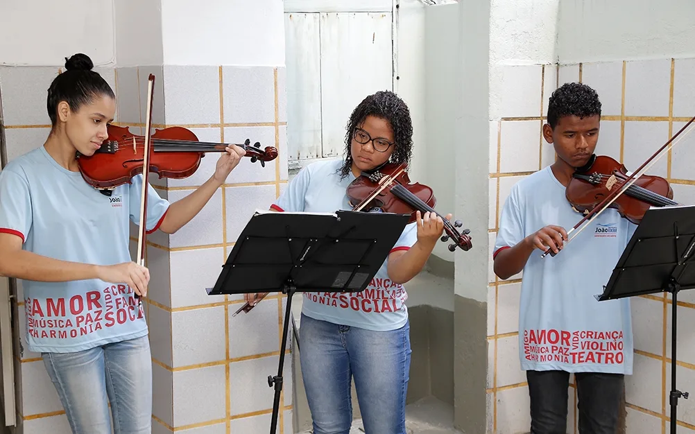 Orquestra de Violinos do Instituto João XXIII se apresenta no Shopping Vitória neste sábado