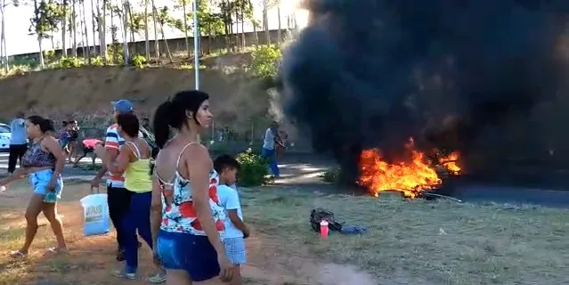 Manifestantes ateiam fogo em pneus e interditam completamente Rodovia do Contorno