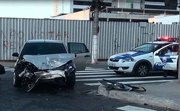 Acidente entre ônibus e carro deixa trânsito lento na Enseada do Suá