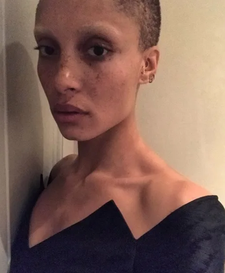 Fora dos padrões, Adwoa Aboah causa impacto no mundo da moda