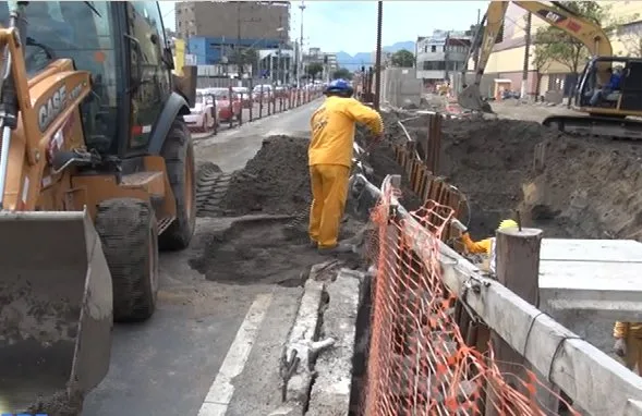 Trânsito liberado após asfalto ceder na avenida Leitão da Silva