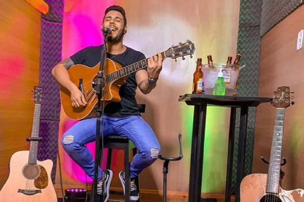 Casa de cantor sertanejo é invadida por ladrão durante live