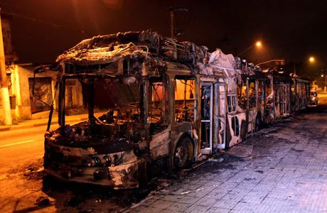 SAO PAULO-09-11-2012-Cobrador fica ferido durante ataque incendiário a ônibus na região de Cidade Dutra, na Zona Sul de São Paulo. O atentado ocorreu por volta de dez horas da noite desta quinta-feira na altura do número 4.000 da Avenida Senador Teotônio Vilela, na Vila São José. Entre oito e dez homens deram sinal para o […]