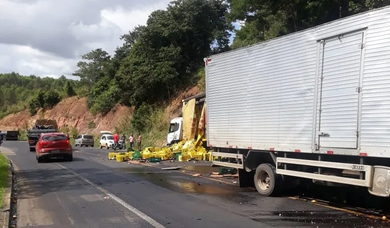 Motorista de caminhão morre em grave acidente na BR 101, em Pedro Canário