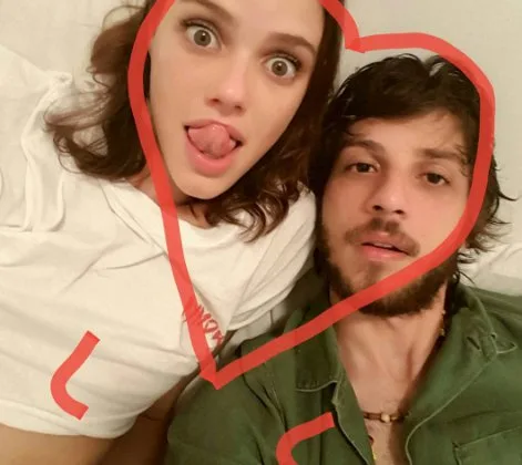 Chay Suede faz pedido de casamento para Laura Neiva