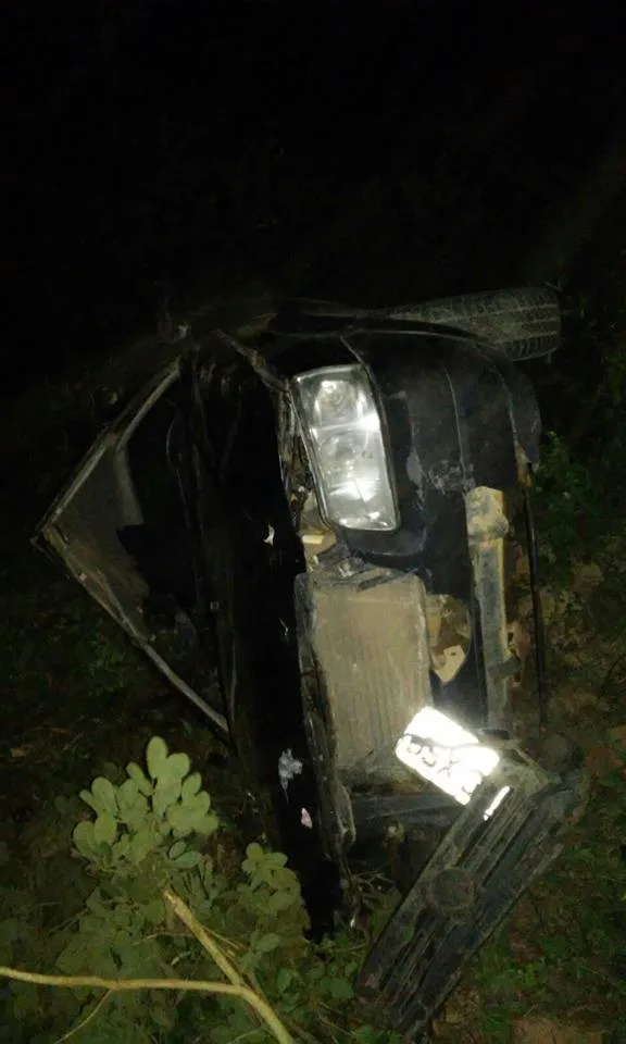 Carro capota na rodovia que liga Mimoso do Sul a BR 101