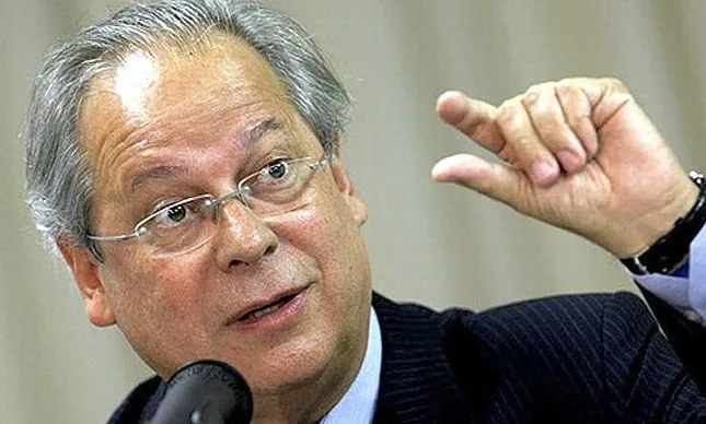 Grupos pró e contra Dirceu se enfrentam nas proximidades do prédio do petista