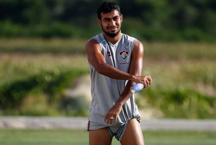 Sornoza torce o tornozelo em treino do Flu e preocupa Abel Braga