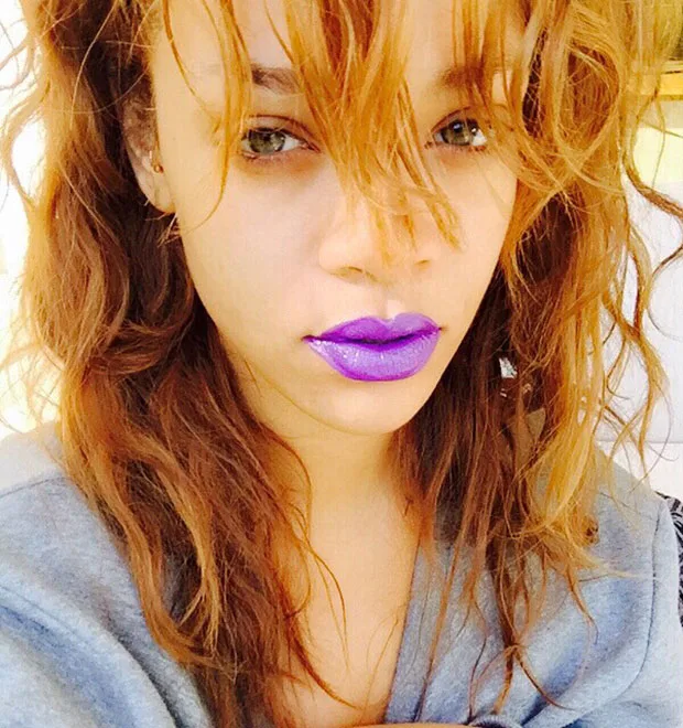 Rihanna aposta em batom roxo e item se esgota nas lojas