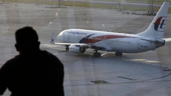 Busca por avião da Malaysia Airlines é retomada