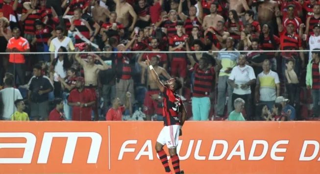 Flamengo vence Ponte Preta no ES com gol no fim e mantém vice-liderança do Brasileiro