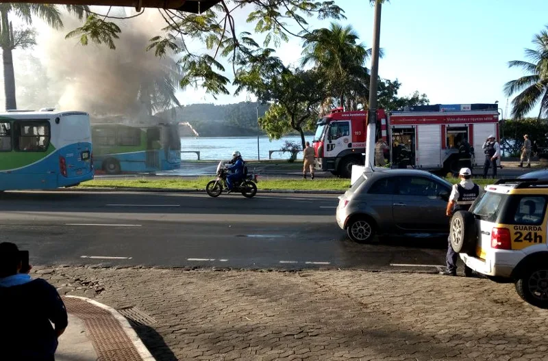 Ônibus do sistema Transcol pega fogo na Avenida Beira-Mar