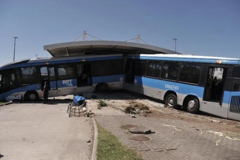 Ônibus articulado desvia de viatura de PM e invade estação; 15 ficam feridos