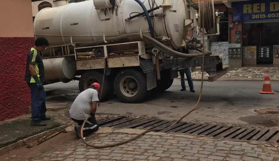 Bueiros e galerias de drenagem de Cachoeiro recebem limpeza