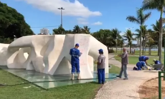 Pichador terá que pagar multa de R$ 9 mil por sujar monumento e estragar calçada em Vitória