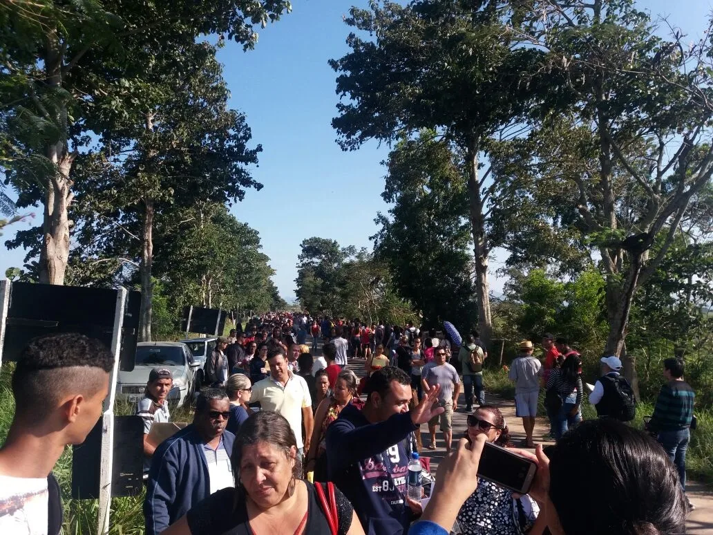 Fila quilométrica para concurso público fecha ruas em Itapemirim. Assista aos vídeos!