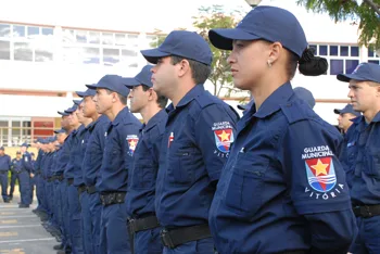 Entrega das Armas a Guarda Municipal. Dia ensolarado. Presença do Prefeito João Coser, Secretário Dudé, representantes da Polícia Militar, da Polícia Federal e do Corpo de Bombeiros. Na ocasião os representantes discursaram. Há imagens dos Guardas Municipais e de uma viatura. Também são mostradas as armas dos Guardas Municipais. Um cinegrafista registra imagens da viatura […]