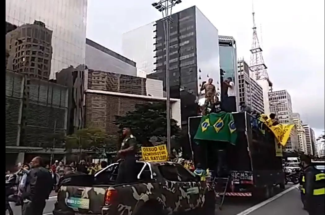 Carreata na Avenida Paulista de apoio a Bolsonaro pede 'Fora Doria'