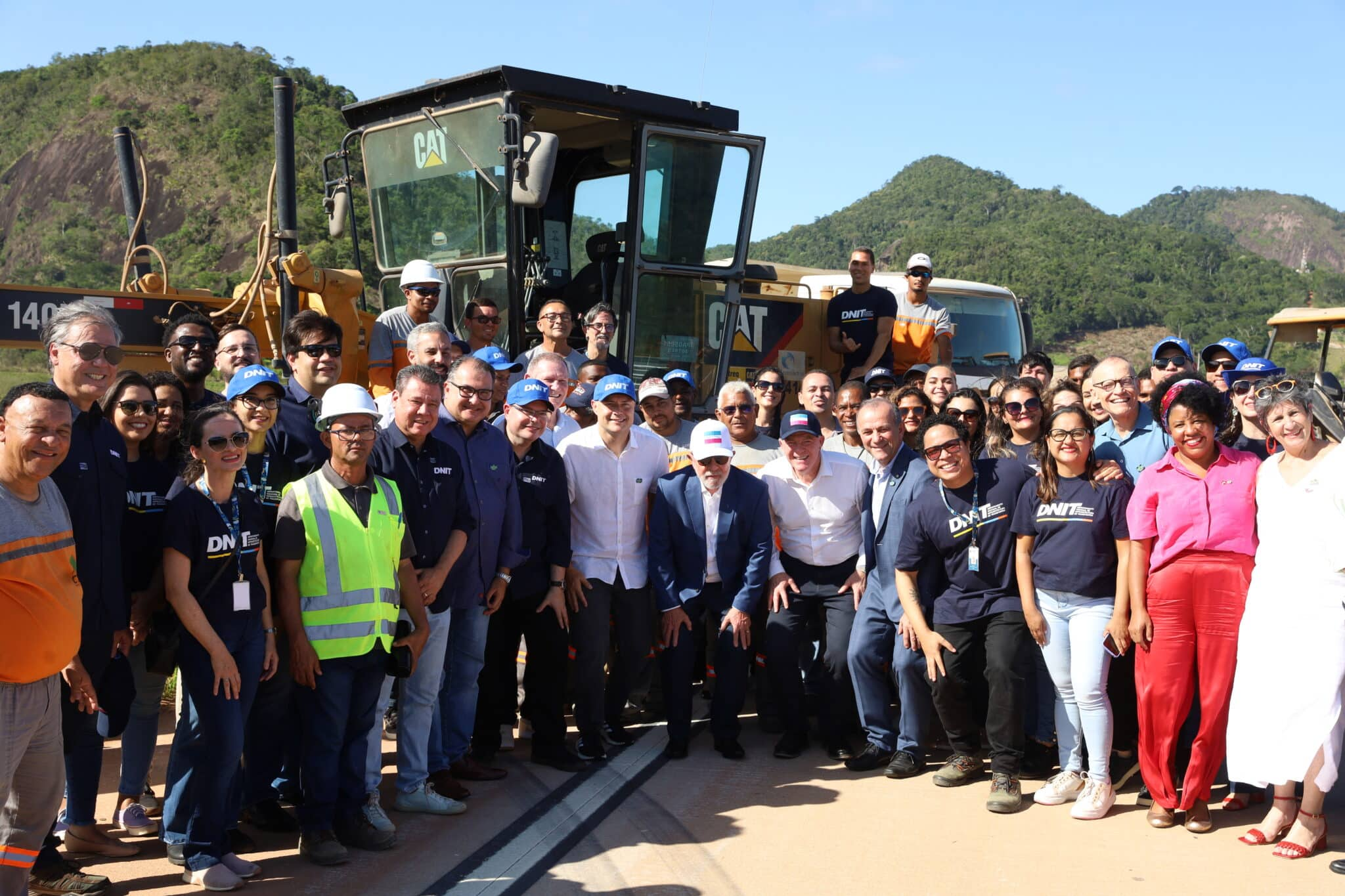 Lula com os trabalhadores da obra / crédito: Hélio Filho