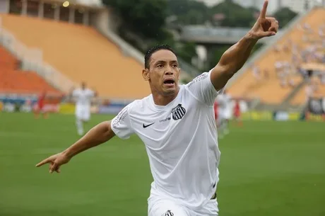 SP – PAULISTÃO/SANTOS X AUDAX – ESPORTES – Ricardo Oliveira, do Santos, comemora após marcar gol diante do Audax, durante partida válida pela 11ª rodada do Campeonato Paulista 2015, realizada no estádio do Pacaembu, em São Paulo, neste sábado (21). 21/03/2015 – Foto: GABRIELA BILó/ESTADÃO CONTEÚDO