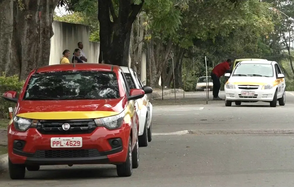 Instrutor e aluna de autoescola na Serra são rendidos por assaltante durante aula de trânsito