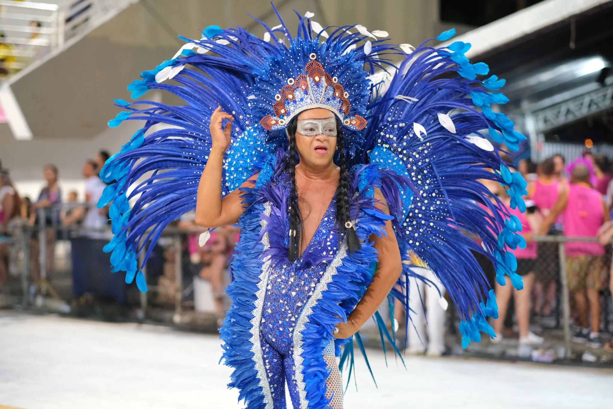 Com componentes cantando o samba, Imperatriz do Forte dribla problemas e faz desfile animado