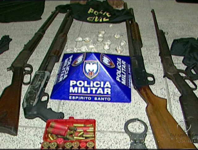 Integrante de quadrilha é preso com armas e algemas da Polícia Civil na Serra