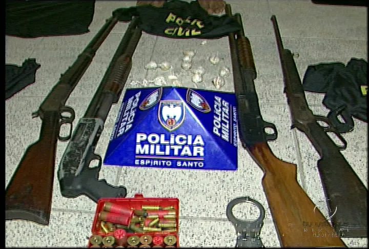 Integrante de quadrilha é preso com armas e algemas da Polícia Civil na Serra