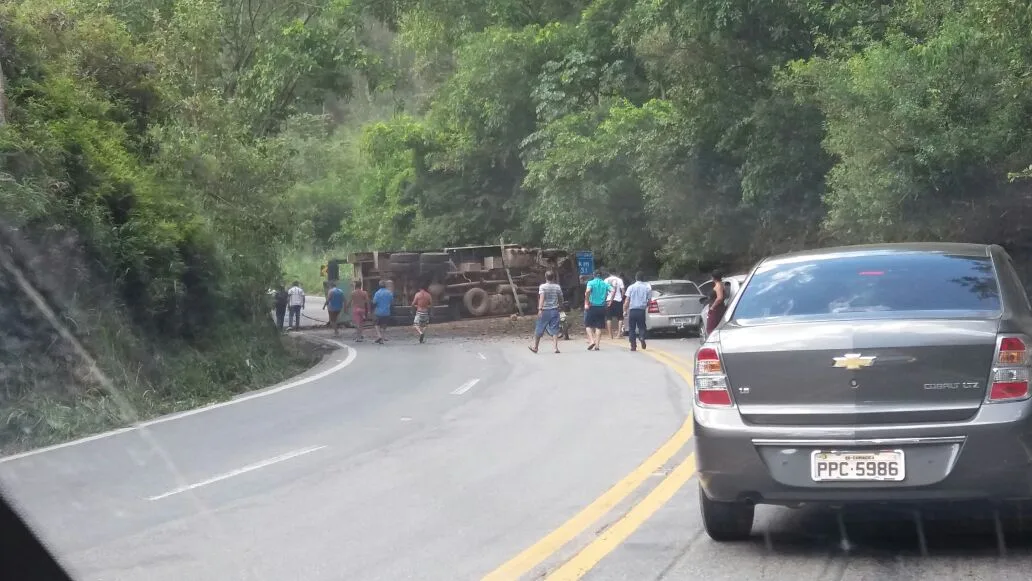 BR-262 é liberada 5 horas após grave acidente em Domingos Martins