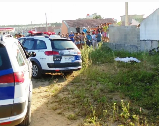 Jovem é morto a pedradas e corpo é encontrado em terreno baldio de Linhares