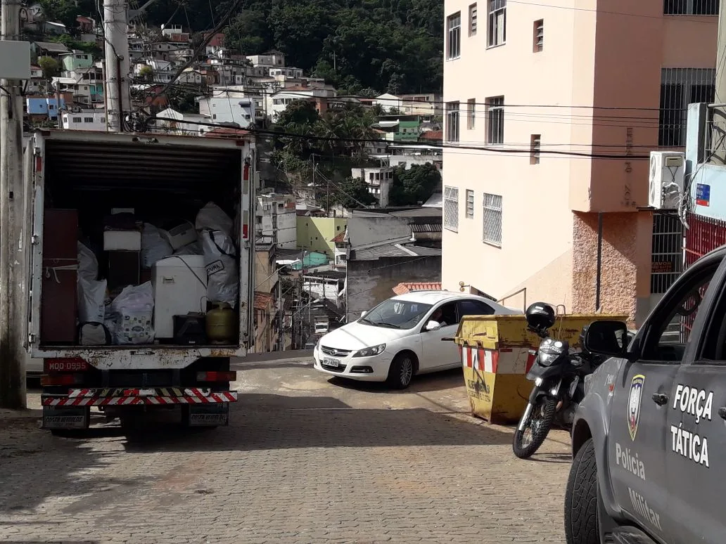 Moradores deixam as casas após mortes e guerra do tráfico no Morro da Piedade