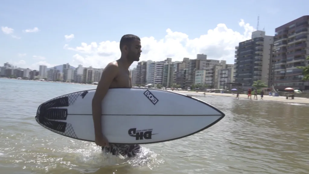 Surfista deficiente visual, capixaba Derek Rabelo produz novo filme e grava em Guarapari