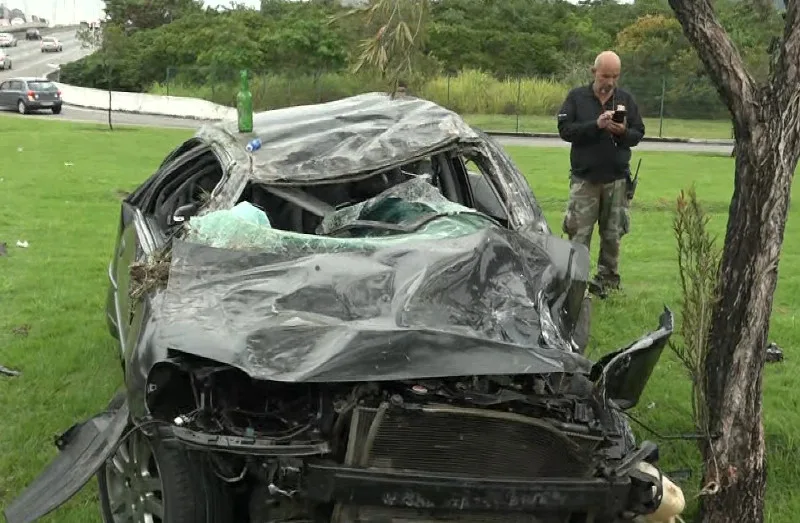 Carro que capotou na Fernando Ferrari estava a 140 km/h, segundo a Guarda Municipal