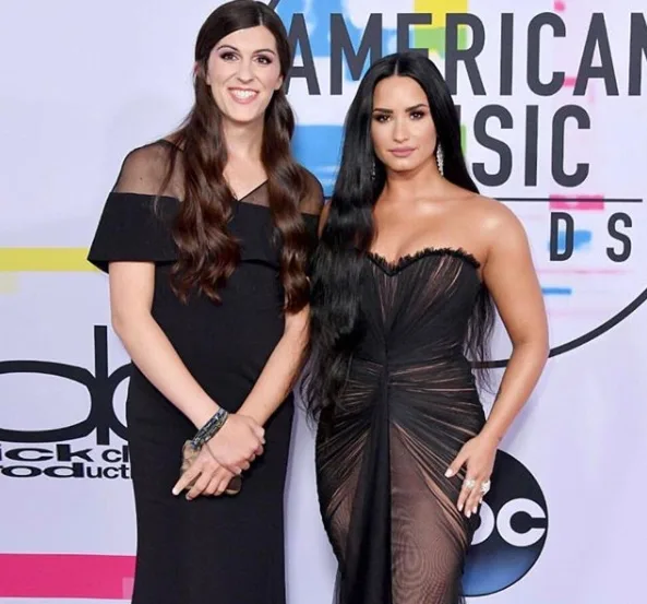 Demi Lovato leva legisladora transexual ao American Music Awards