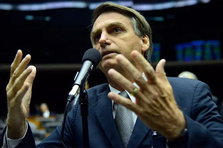 Bolsonaro recua e diz que "nenhuma mulher merece ser estuprada"