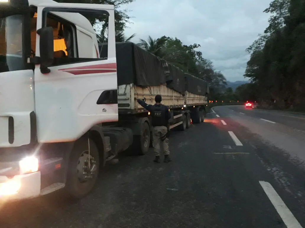 Meia tonelada de cocaína 'de marca' é encontrada em carreta de milho em Viana