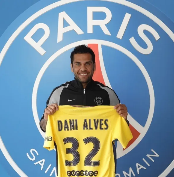 Daniel Alves é anunciado como reforço do PSG e assina por dois anos