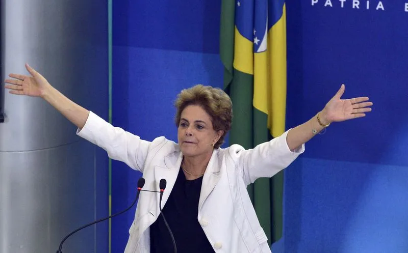 Brasília – Presidenta Dilma Rousseff participa de ato pela democracia no Palácio do Planalto, intitulado Encontro da Educação pela Democracia (José Cruz/Agência Brasil)