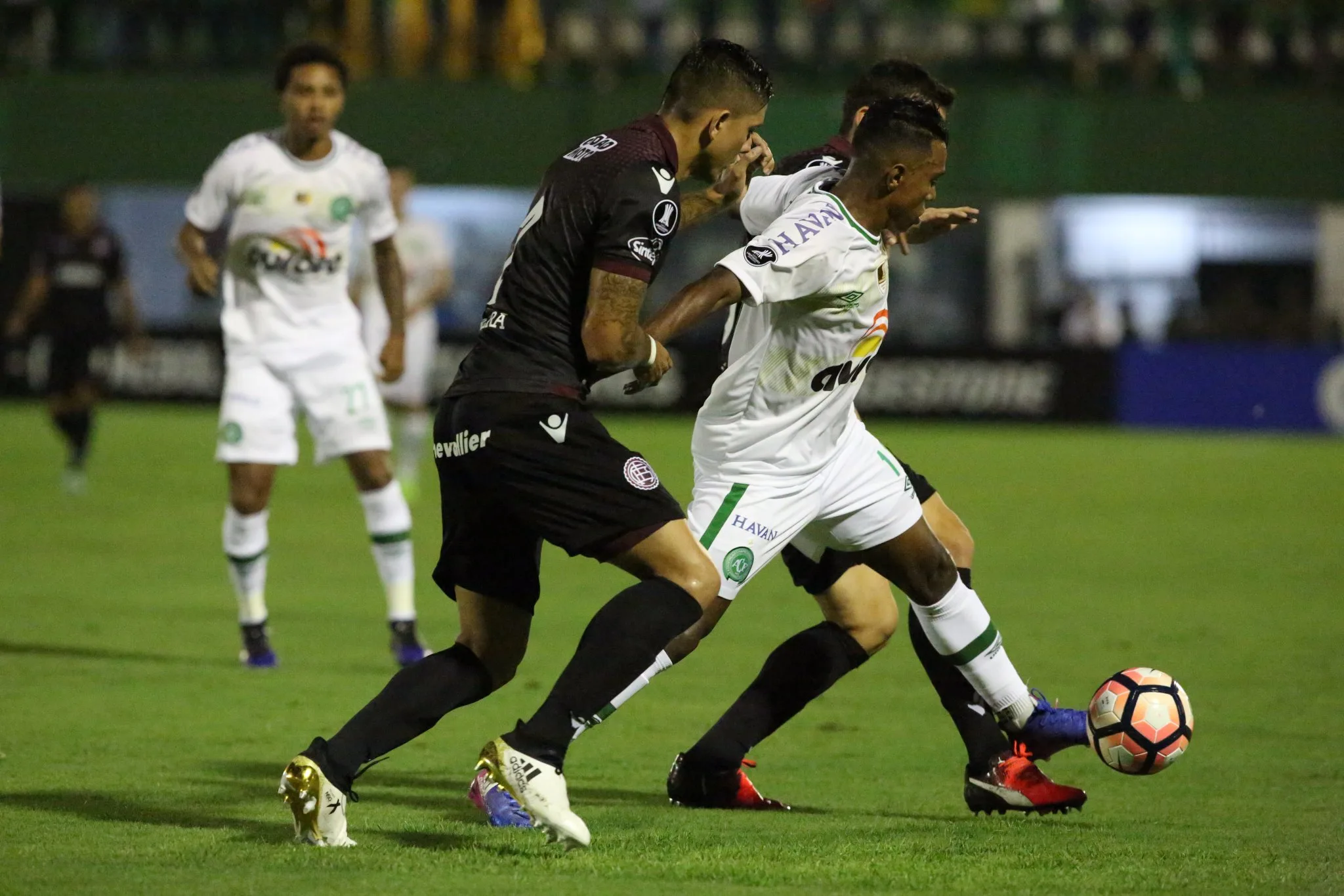 Chapecoense leva virada do Lanús na estreia em casa na Libertadores