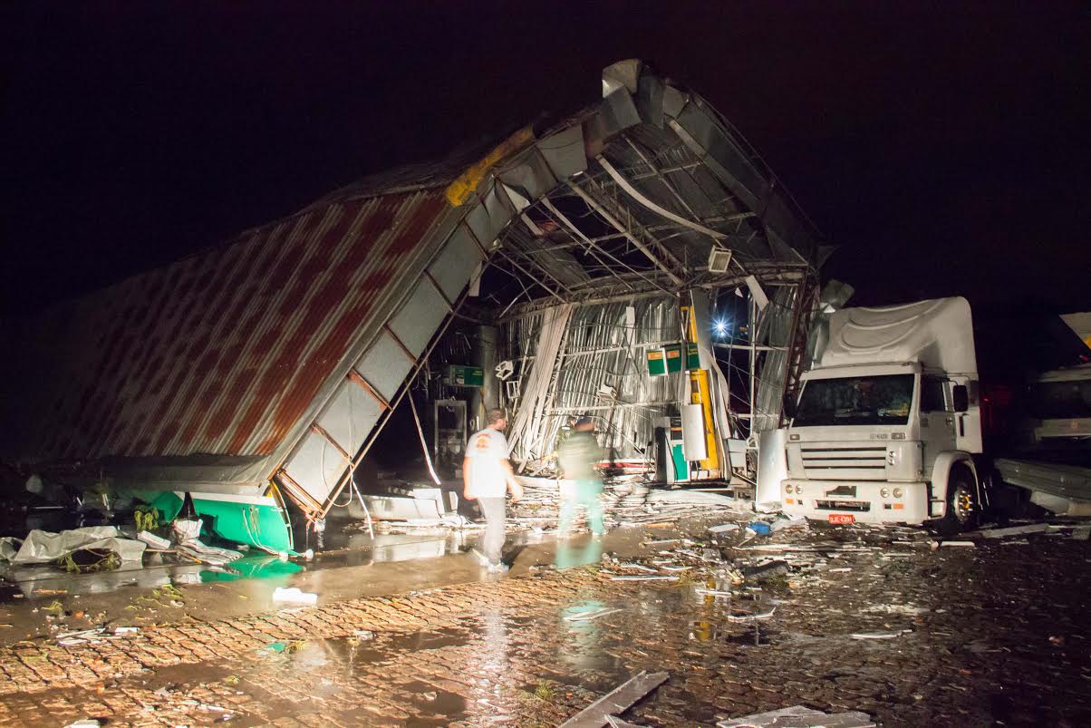 SP – CHUVA/DESTRUIÇÃO/JARINU – GERAL – Forte temporal, com rajadas de vento, causa destruição e deixa um morto e dezenas de feridos em Jarinu (SP), na noite deste domingo (5). A região central ficou destruída, com dezenas de árvores arrancadas e prédios comerciais arrasados. A cobertura de um posto de combustíveis desabou e uma carreta […]