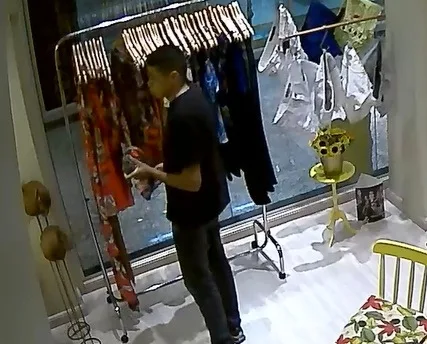 Homem é flagrado furtando blusa de R$400 em shopping de Vila Velha