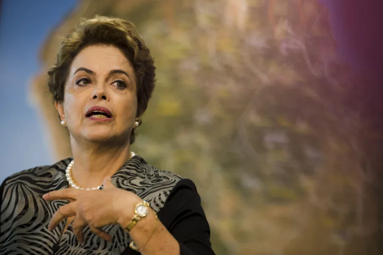 Brasília – A presidenta Dilma Rousseff em entrevista coletiva após reunião sobre ações de combate ao mosquito Aedes aegypti, na Sala Nacional de Coordenação e Controle da Dengue (Marcelo Camargo/Agência Brasil)