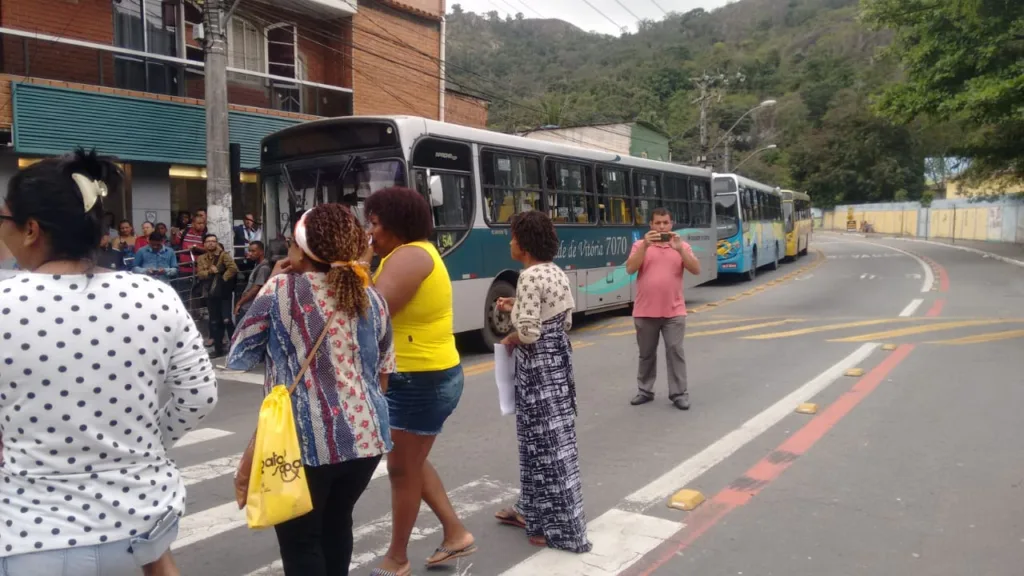 Manifestação deixa trânsito complicado na rodovia Serafim Derenzi, em Vitória