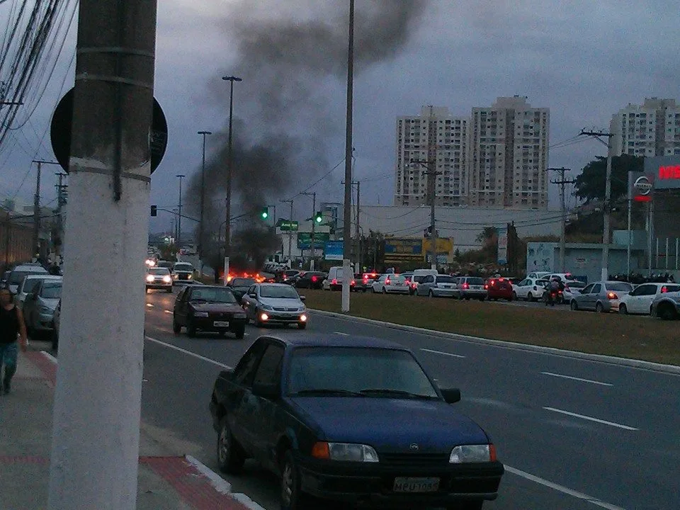 Protesto interdita parte da rodovia Carlos Lindenberg, em Vila Velha