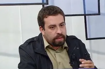 Com caixa de som e banca de camelô, Boulos conversa com eleitores nas ruas