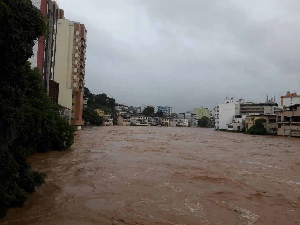 Rio Itapemirim atinge quase cinco metros e ruas são interditadas em Cachoeiro