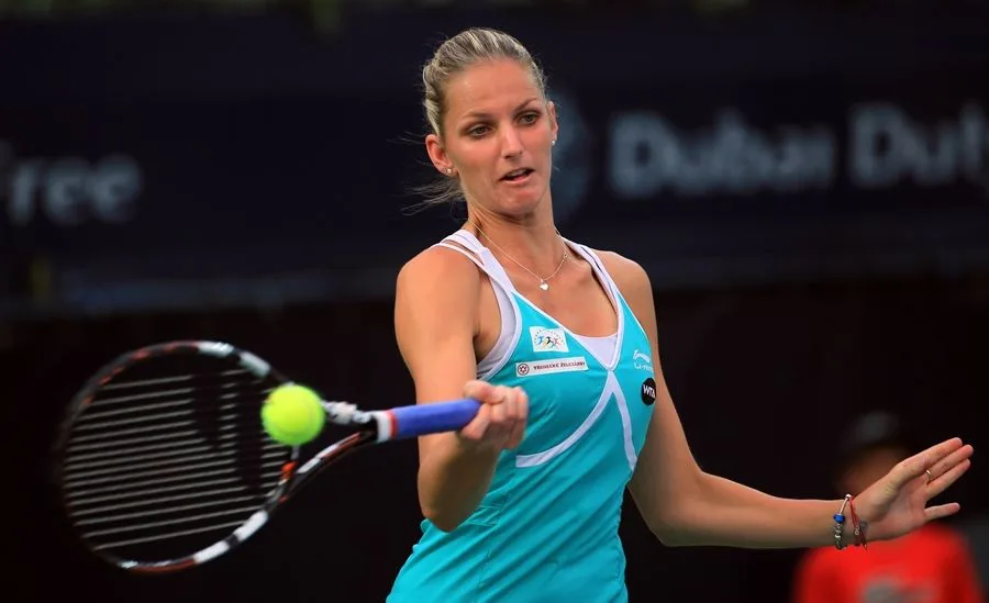 Pliskova aguarda por Halep ou Wozniacki na decisão