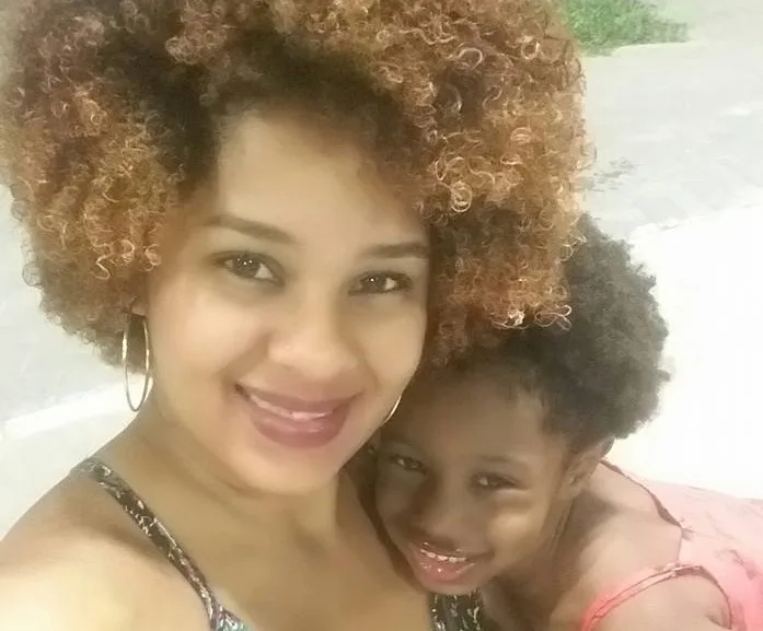 Filha sofre com preconceito racial e mãe faz desabado emocionante. Veja vídeo!