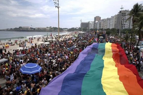 Parada do Orgulho LGBT do Rio reúne milhares de pessoas na Praia de Copacabana